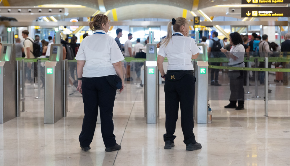 Archivo - Viajeros en el Aeropuerto Adolfo Suárez Madrid-Barajas, a 15 de septiembre de 2025, en Madrid (España).