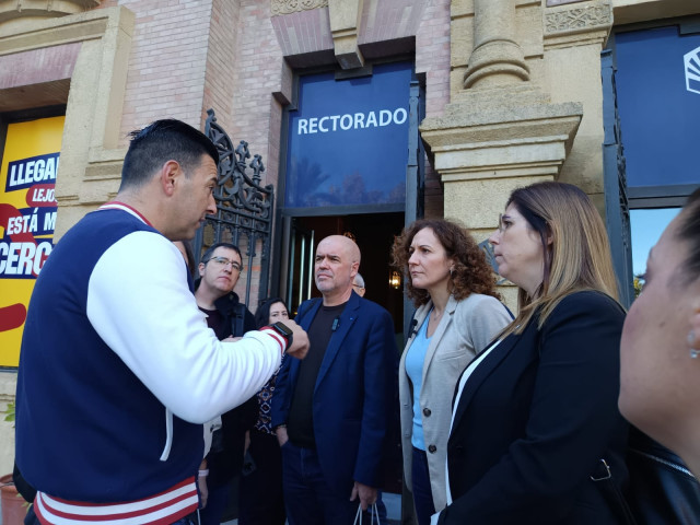 Unai Sordo (centro), junto a Nuria López, a las puertas del Rectorado de la Universidad de Córdoba.