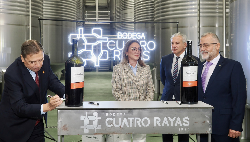 El ministro de Agricultura, Pesca y Alimentación, Luis Planas, inaugura las nuevas instalaciones de Bodega Cuatro Rayas, a 3 de noviembre de 2025, en La Seca, Valladolid, Castilla y León (España). 