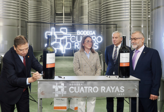 El ministro de Agricultura, Pesca y Alimentación, Luis Planas, inaugura las nuevas instalaciones de Bodega Cuatro Rayas, a 3 de noviembre de 2025, en La Seca, Valladolid, Castilla y León (España). La cooperativa con Denominación de Origen Rueda inaugura e