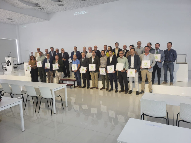 Dcoop refuerza su estrategia con la renovación de la certificación Sustainably Grown, nuevos cursos y acciones informativas en cooperativas en materia de calidad, seguridad alimentaria y buenas prácticas en las cooperativas aceiteras.