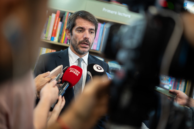 El ministro de Cultura, Ernest Urtasun, atiende a los medios, a 21 de octubre de 2025, en Paiporta, Valencia, Comunidad Valenciana (España). Ambos han visitado diversos espacios culturales valencianos afectados por la dana.