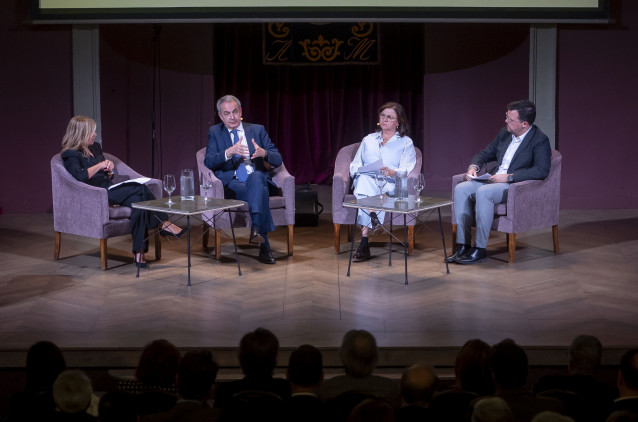 El expresidente del Gobierno José Luis Rodríguez Zapatero acompañado por los periodistas, Esther Palomera, Guillermo Lerma y Lucía Méndez, participa en ‘Los Desayunos del Ateneo’, en el Ateneo de Madrid, a 3 de noviembre de 2025, en Madrid (España).