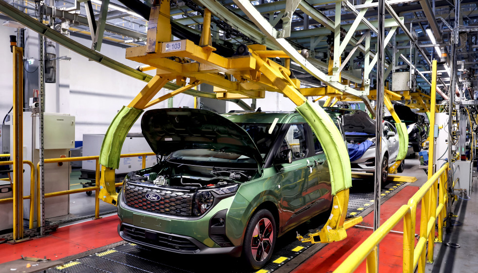 Archivo - Vehículos en una planta de Ford