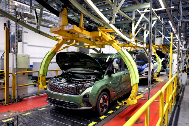 Archivo - Vehículos en una planta de Ford