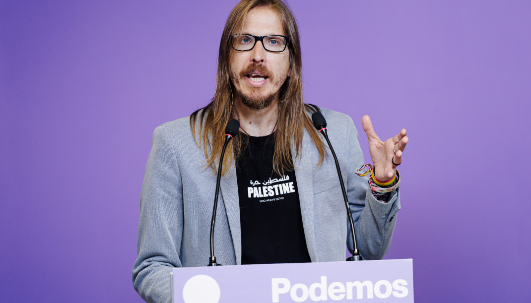 Archivo - El secretario de Organización y portavoz de Podemos, Pablo Fernández, ofrece una rueda de prensa para analizar las consecuencias de las protestas propalestinas en la última etapa de la Vu