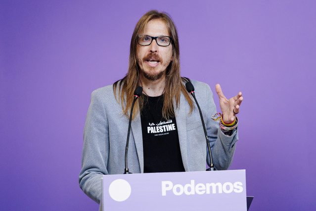Archivo - El secretario de Organización y portavoz de Podemos, Pablo Fernández, ofrece una rueda de prensa para analizar las consecuencias de las protestas propalestinas en la última etapa de la Vuelta a España, a 15 de septiembre de 2025, en Madrid (Espa