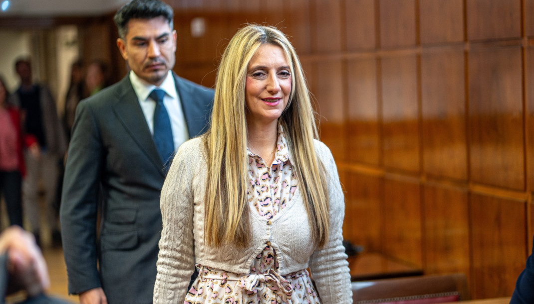 La exempleada en la sociedad mercantil Logirail, Claudia Montes Martínez, a su llegada para comparece en la Comisión del ‘caso Koldo’ en el Senado, a 3 de noviembre de 2025, en Madrid (España).