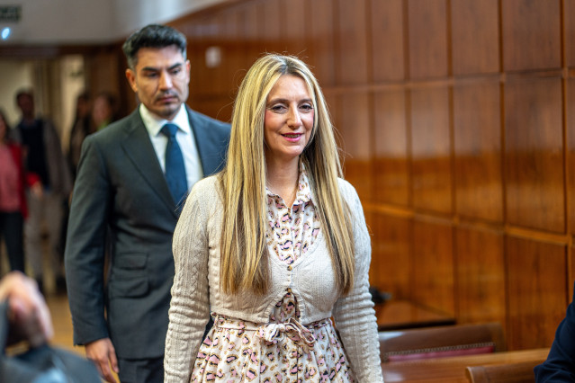 La exempleada en la sociedad mercantil Logirail, Claudia Montes Martínez, a su llegada para comparece en la Comisión del ‘caso Koldo’ en el Senado, a 3 de noviembre de 2025, en Madrid (España).