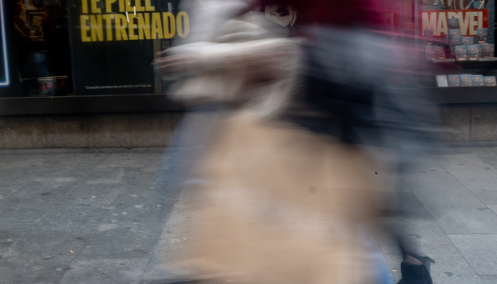 Archivo - Una persona con una bolsa en plena campaña de Black Friday
