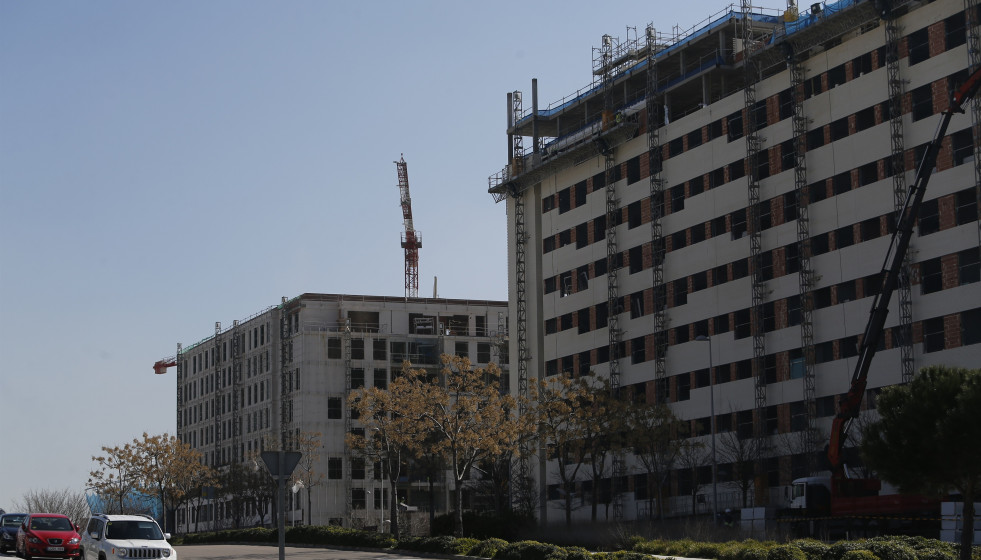 Archivo - Viviendas en construcción.