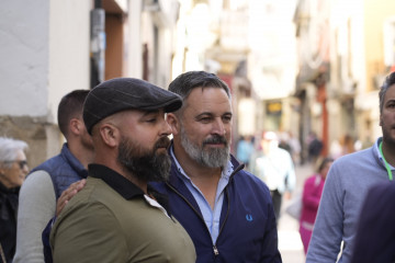 El presidente de Vox, Santiago Abascal (c), se toma una foto durante una visita a la Plaza Mayor de Plasencia, a 3 de noviembre de 2025, en Plasencia, Cáceres, Extremadura (España).