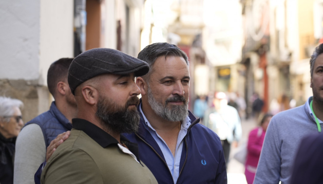 El presidente de Vox, Santiago Abascal (c), se toma una foto durante una visita a la Plaza Mayor de Plasencia, a 3 de noviembre de 2025, en Plasencia, Cáceres, Extremadura (España).