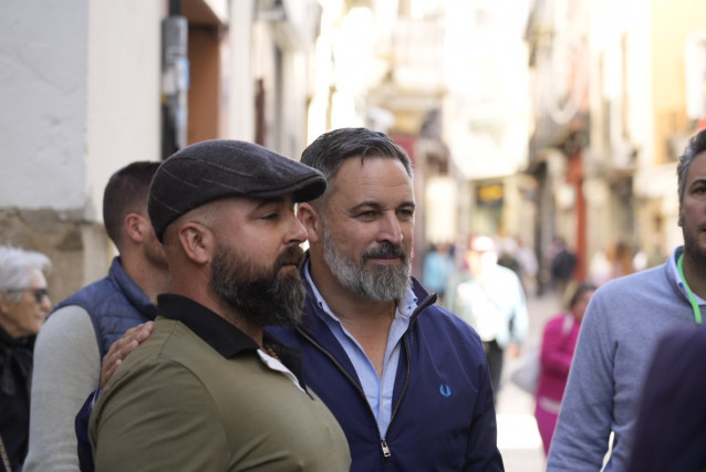 El presidente de Vox, Santiago Abascal (c), se toma una foto durante una visita a la Plaza Mayor de Plasencia, a 3 de noviembre de 2025, en Plasencia, Cáceres, Extremadura (España).
