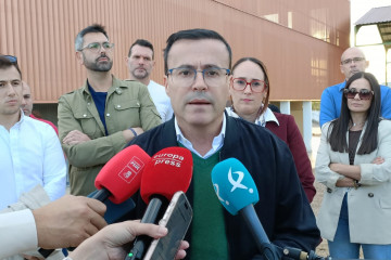El secretario general del PSOE de Extremadura y candidato de este partido a la Presidencia de la Junta, Miguel Ángel Gallardo, atiende a los medios