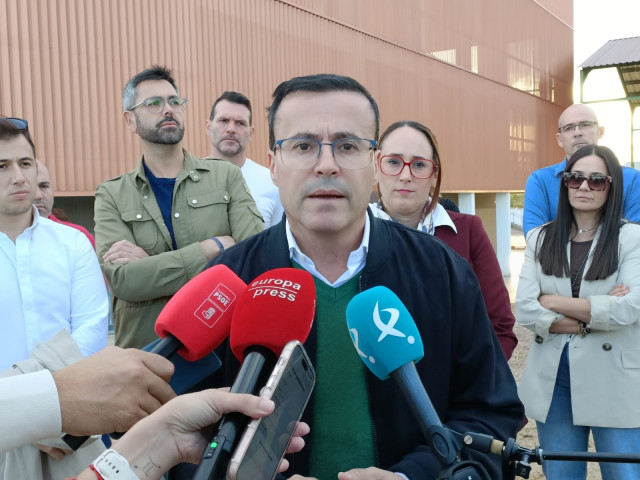 El secretario general del PSOE de Extremadura y candidato de este partido a la Presidencia de la Junta, Miguel Ángel Gallardo, atiende a los medios
