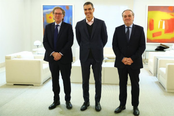 Archivo - De izquierda a derecha: el vicepresidente de Sapa Placencia, Ibon Aperribay, el presidente del Gobierno, Pedro Sánchez, y el consejero delegado de Sapa Placencia, Jokin Aperribay, a 3 de no