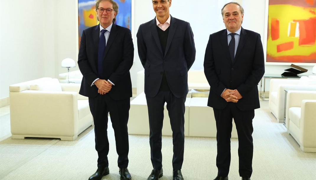 Archivo - De izquierda a derecha: el vicepresidente de Sapa Placencia, Ibon Aperribay, el presidente del Gobierno, Pedro Sánchez, y el consejero delegado de Sapa Placencia, Jokin Aperribay, a 3 de no