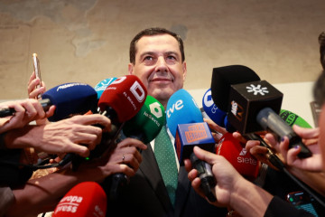 El presidente de la Junta de Andalucía, Juanma Moreno, atiende a los medios antes de la presentación de su libro en Sevilla.