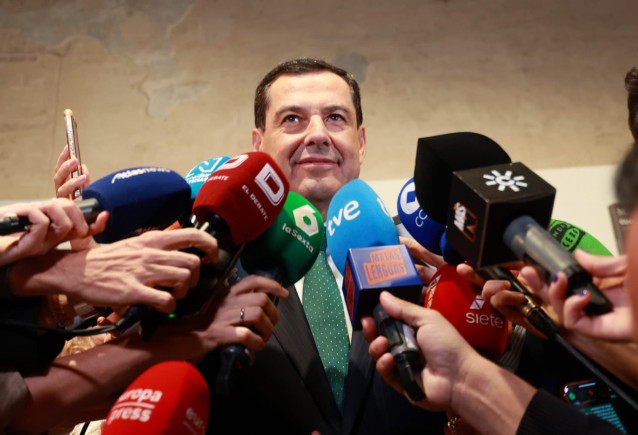 El presidente de la Junta de Andalucía, Juanma Moreno, atiende a los medios antes de la presentación de su libro en Sevilla.