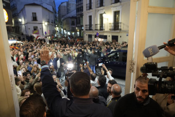 El presidente de Vox, Santiago Abascal, agradece su presencia a los que no han podido entrar en el Gran TEatro de Cáceres