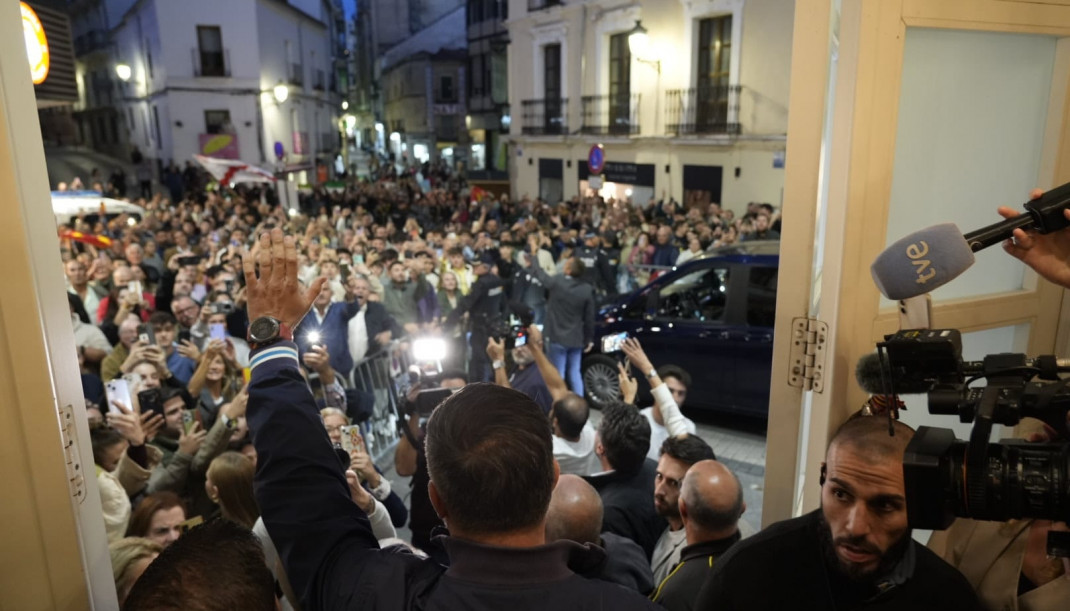 El presidente de Vox, Santiago Abascal, agradece su presencia a los que no han podido entrar en el Gran TEatro de Cáceres