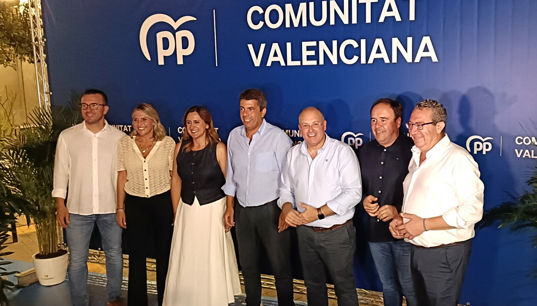Archivo - De izquierda a derecha, Vicent Mompó, Marta Barrachina, María José Catalá, Carlos Mazón, Miguel Tellado, Juanfran Pérez Llorca y Toni Pérez antes de participar en la cena de inicio de