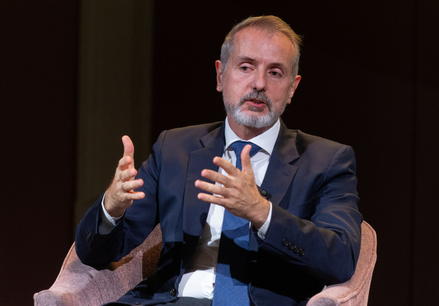 Archivo - El presidente de Telefónica, Marc Murtra, interviene en Desayunos del Ateneo, a 1 de octubre de 2025, en Madrid (España).