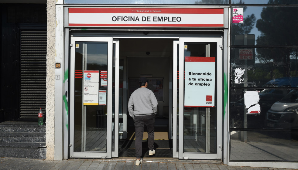 Archivo - Un hombre entrando en una oficina de empleo
