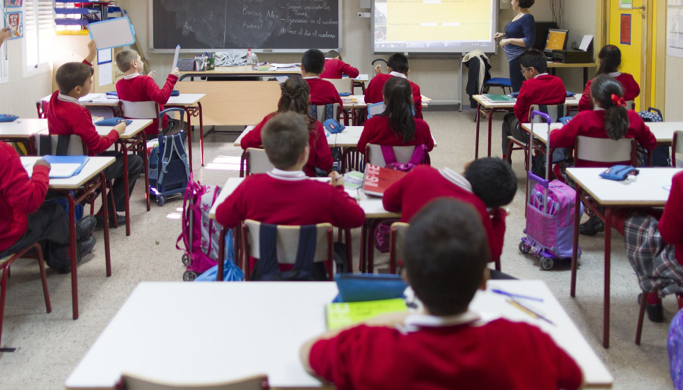 Archivo - Una profesora dando clase en un colegio
