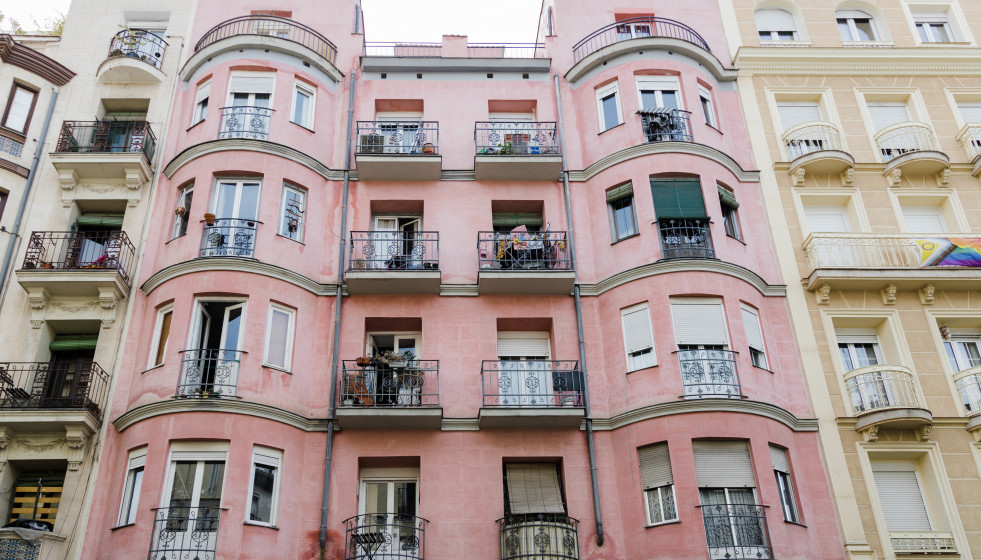 Archivo - Un edificio de viviendas en Madrid.
