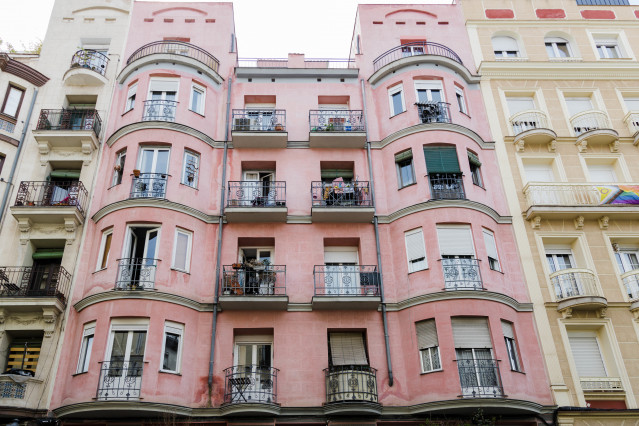 Archivo - Un edificio de viviendas en Madrid.