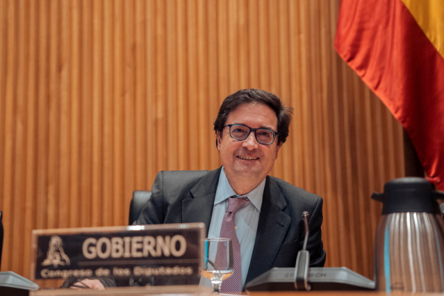Archivo - El ministro para la Transformación Digital y de la Función Pública, Óscar López, comparece en la Comisión de Hacienda y Función Pública del Congreso para informar sobre las líneas generales de su departamento, en el Congreso de los Diputados, a