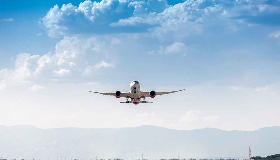 Archivo - Avión volando