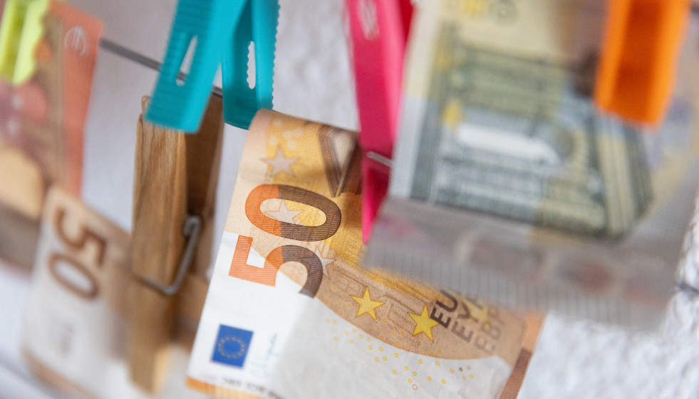 Archivo - Varios billetes sujetos con pinzas