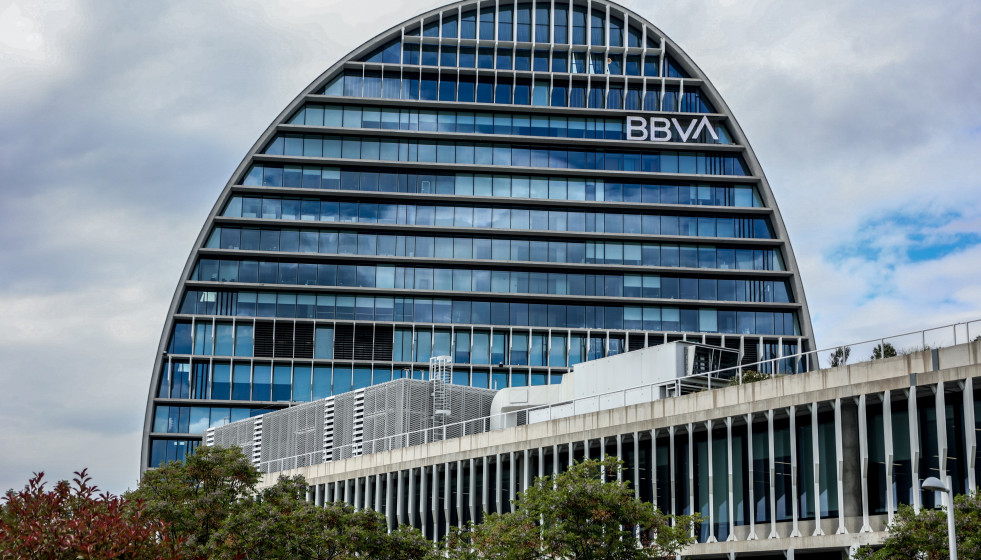 Archivo - Fachada del edificio ‘La Vela’, en la ciudad del BBVA, a 30 de abril de 2024, en Madrid (España).