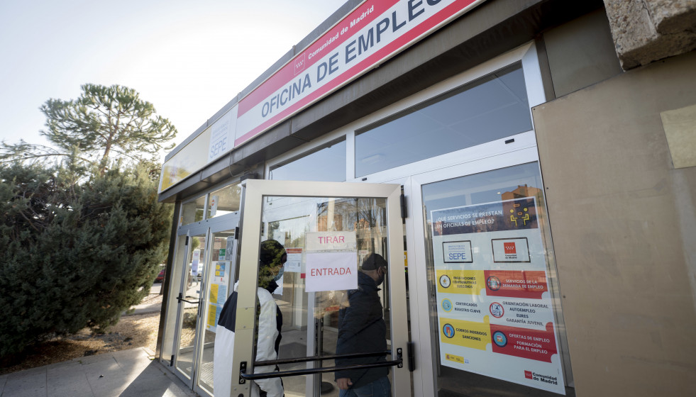 Archivo - Dos personas entrando en una oficina de empleo
