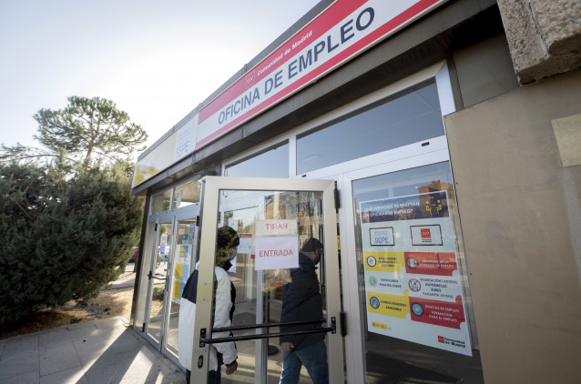 Archivo - Dos personas entrando en una oficina de empleo