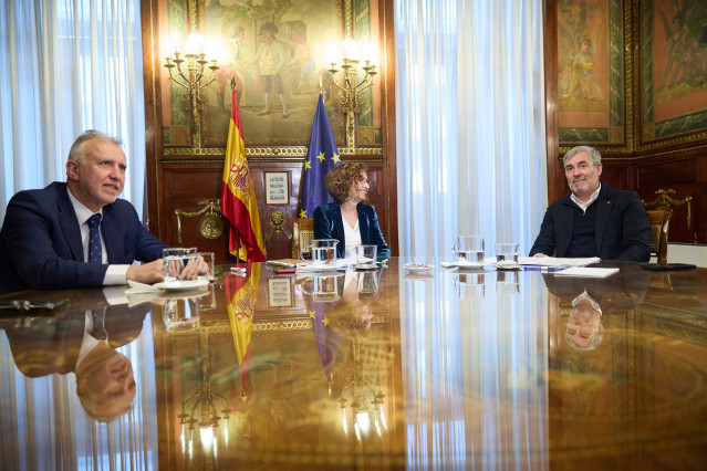 Archivo - (I-D) El Ministro de Política Territorial y Memoria Democrática, Ángel Víctor Torres, la ministra de Hacienda, María Jesús Montero, y el presidente de Canarias, Fernando Clavijo, durante una reunión en Madrid (España) este año.