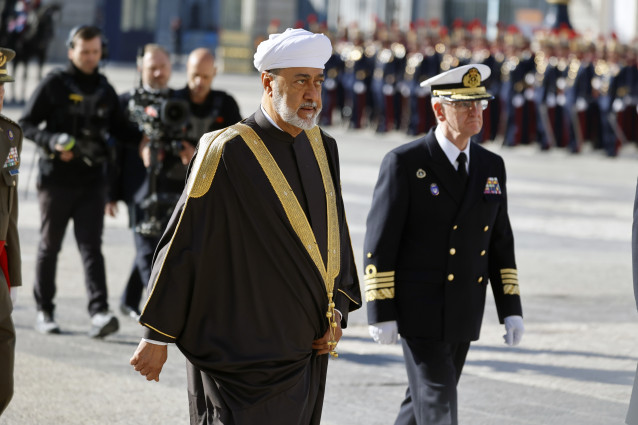 El Sultán de Omán, Su Majestad el Sultán Haitham Bin Tariq, durante el acto de recibimiento celebrado en el Palacio Real ante su viaje de Estado, a 04 de noviembre de 2025, en Madrid (España).