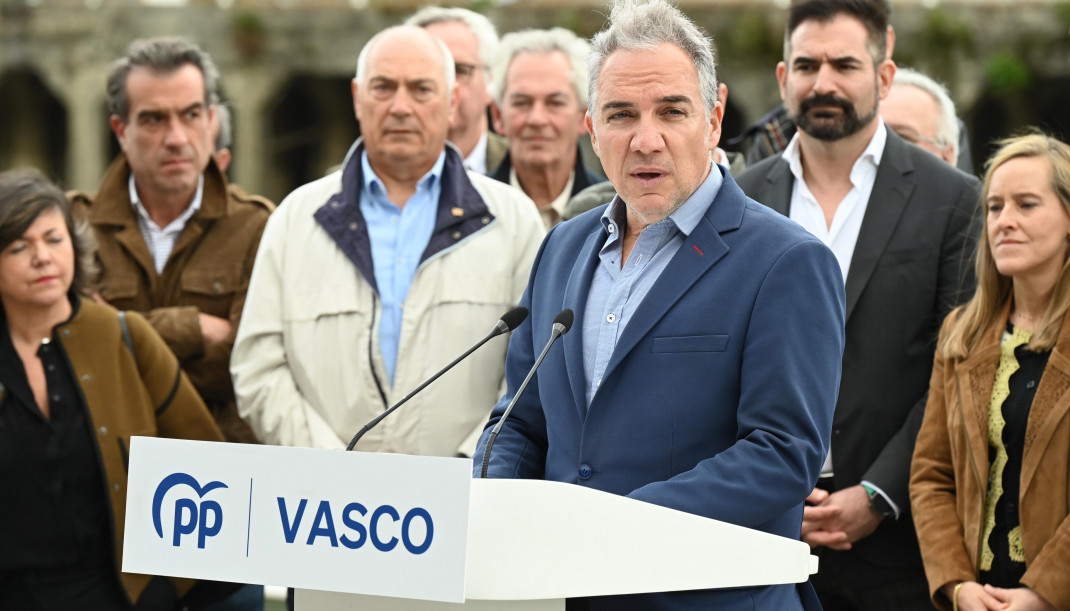El vicesecretario de coordinación autonómica, Elías Bendodo, interviene durante la presentación de la campaña del PP contra la tasa de basuras, a 4 de noviembre de 2025, en Bilbao