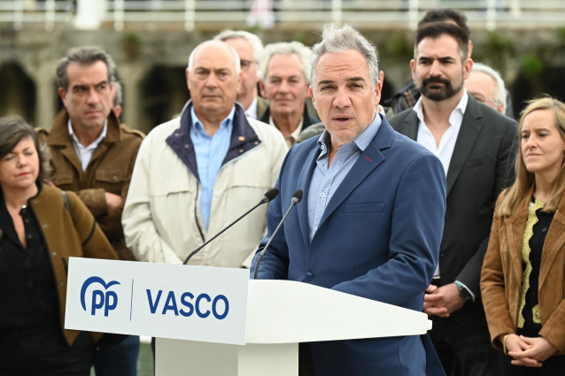 El vicesecretario de coordinación autonómica, Elías Bendodo, interviene durante la presentación de la campaña del PP contra la tasa de basuras, a 4 de noviembre de 2025, en Bilbao