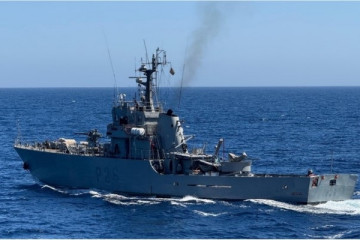 Archivo - El patrullero de vigilancia de zona ‘Medas’ (P-26) durante su última misión de patrulla en el mar de Alborán.