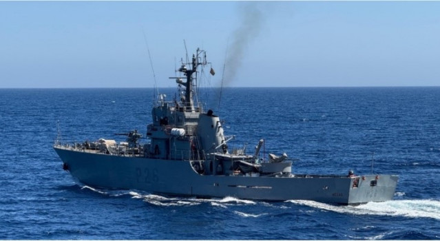 Archivo - El patrullero de vigilancia de zona ‘Medas’ (P-26) durante su última misión de patrulla en el mar de Alborán.
