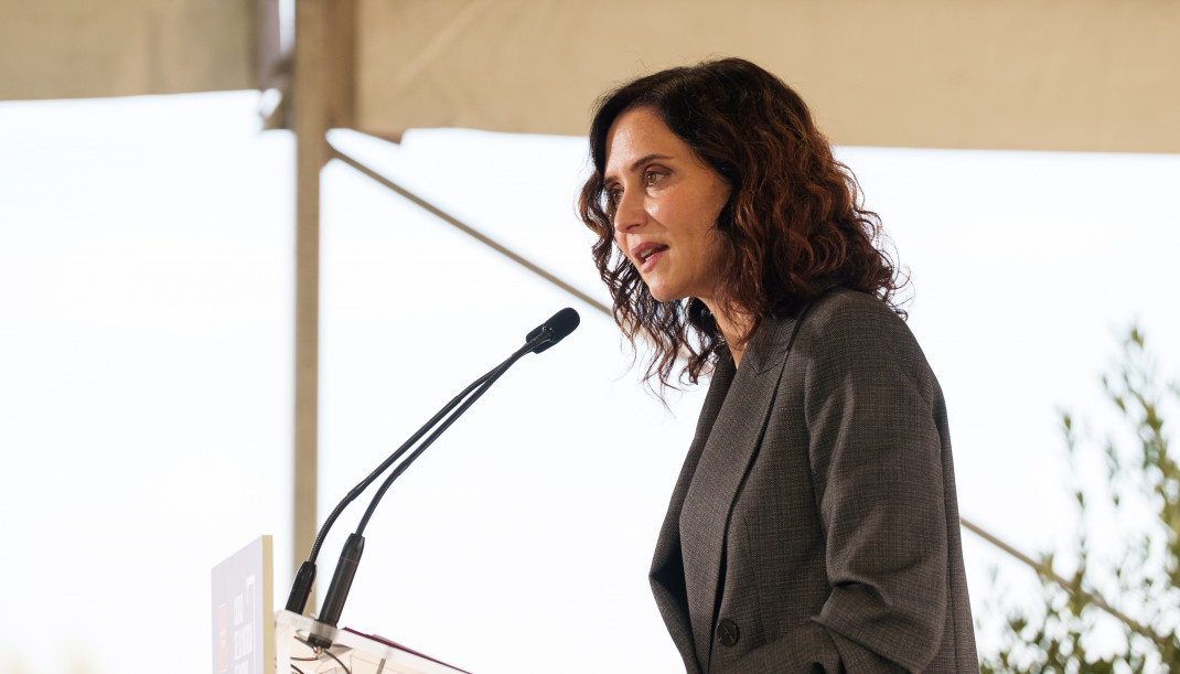 La presidenta de la Comunidad de Madrid, Isabel Díaz Ayuso, ofrece declaraciones durante una visita a las obras de la Ciudad de la Justicia en el barrio madrileño de Valdebebas