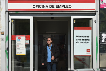 Archivo - Un hombre sale de una oficina de empleo