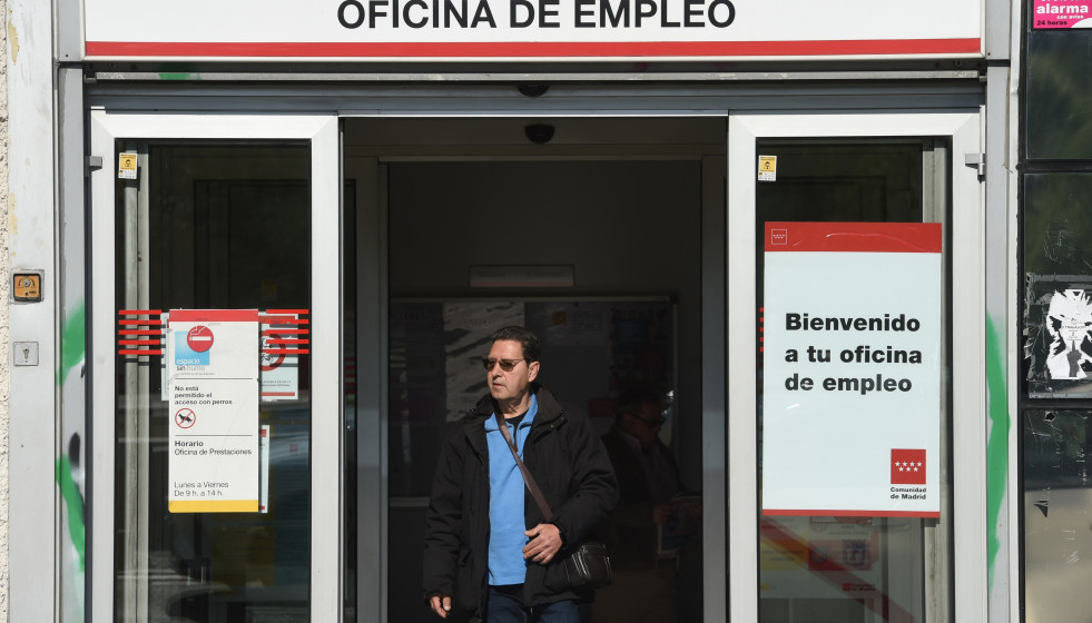 Archivo - Un hombre sale de una oficina de empleo