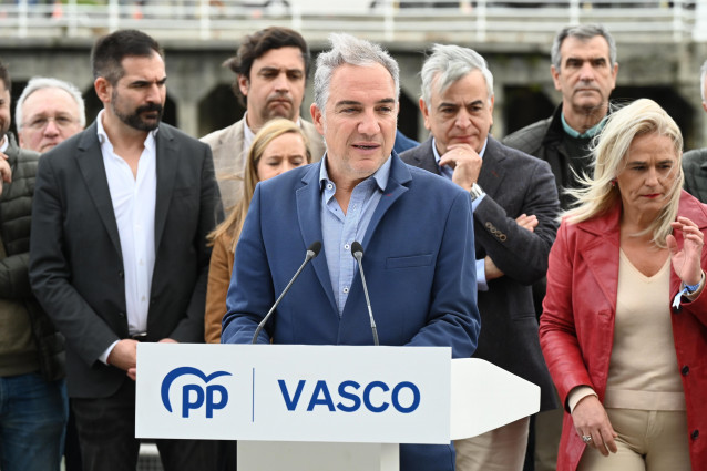 El vicesecretario de coordinación autonómica, Elías Bendodo, interviene durante la presentación de la campaña del PP contra la tasa de basuras, a 4 de noviembre de 2025, en Bilbao