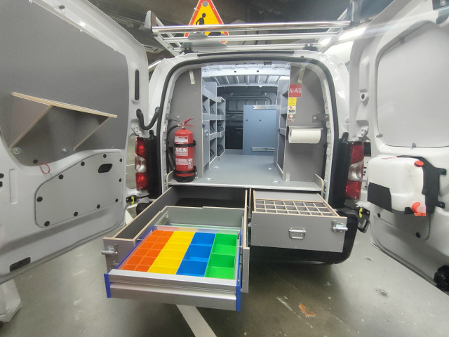 Furgoneta personalizada en el taller CustomFit de la planta de Stellantis Vigo.