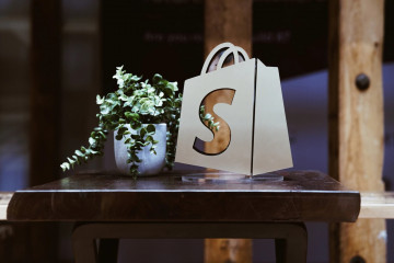 Archivo - Logo de la plataforma de comercio electrónico Shopify.